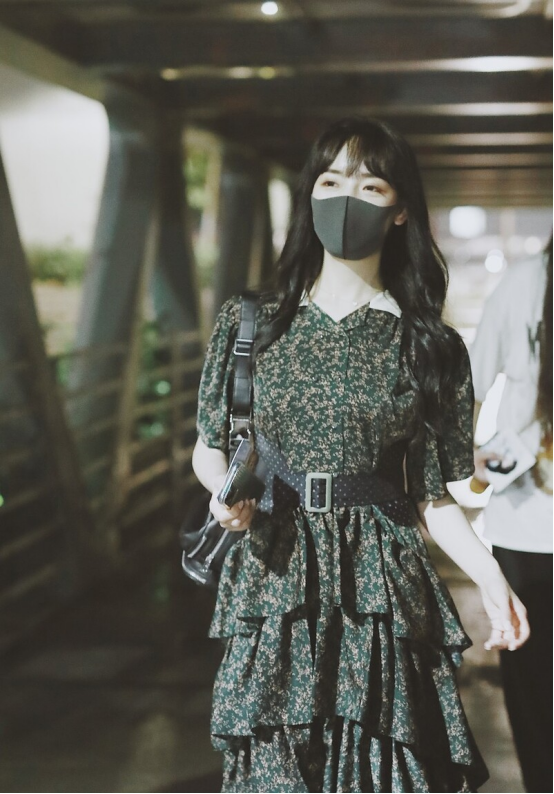 BiuFashion|秦牛正威的圆脸配齐刘海真减龄,穿黑裙也有清纯魅力,十分撩人