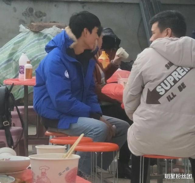 龚俊|龚俊回村吃流水席被拍，毫无明星架子很接地气，气质与众不同
