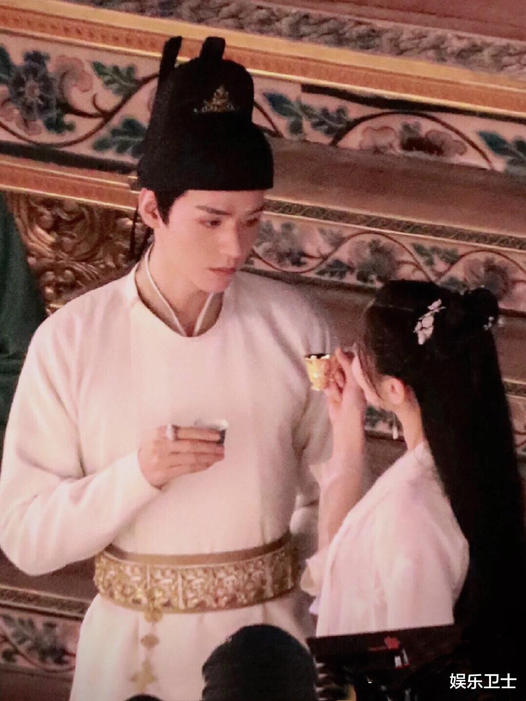 迪丽热巴|《安乐传》路透，迪丽热巴调皮敬酒龚俊，场外互动更有爱，刘宇宁造型有范儿