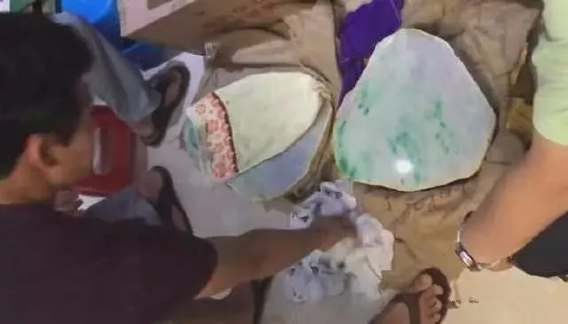 交易|缅商送来一块200万的翡翠原石，一刀切出春带彩！货主为啥无动于衷？