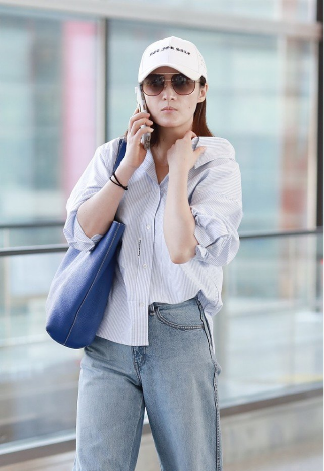 闲鱼有话说|蒋勤勤低调走机场，穿一身基础款简约接地气，不扮嫩素颜也耐看