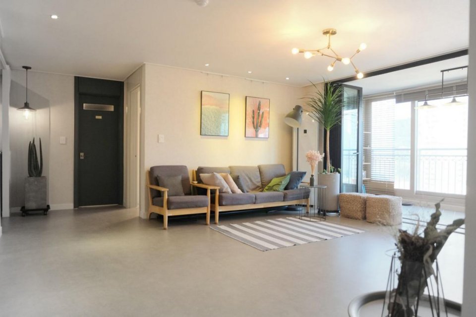 不铺大理石,也不铺木地板,还是她经济省钱,混凝土水泥浇一地!