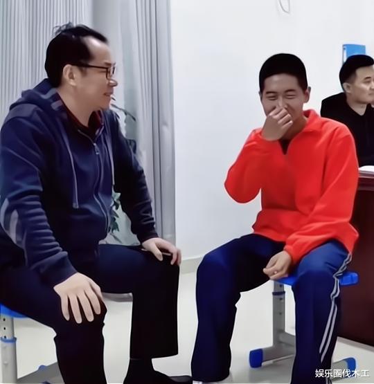 |孙卓陪妈妈逛街玩手机，被扒出手机内容，看清的那一刻我眼圈红了