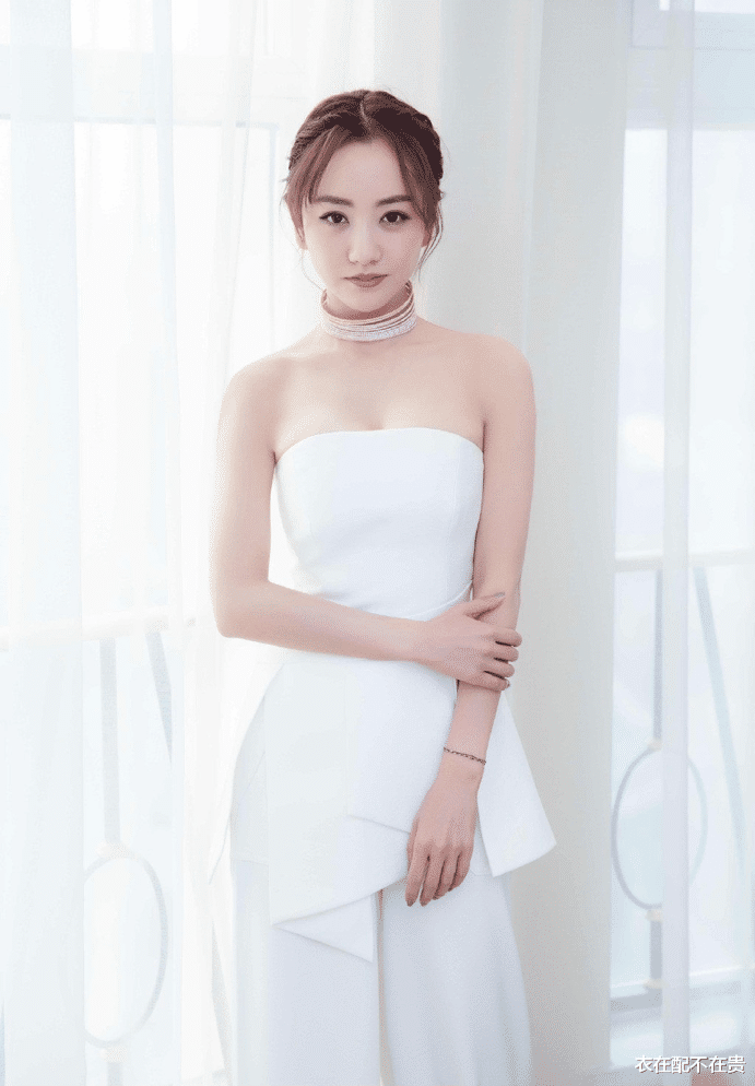 陈慧琳|杨蓉的身材真招人羡慕，穿裸色礼裙大方展示丰腴美，曲线感挺明显