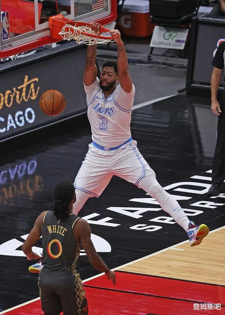 交易|尷尬！詹姆斯扣籃被籃筐蓋掉，雙腳踩在技術臺，裁判沒給技術犯規
