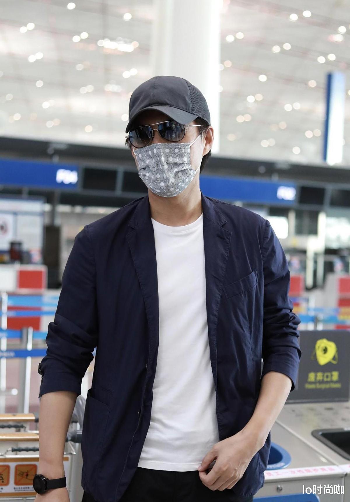 lo时尚咖|靳东“老干部”形象崩塌,一身休闲装简单有质感,走到哪都是焦点
