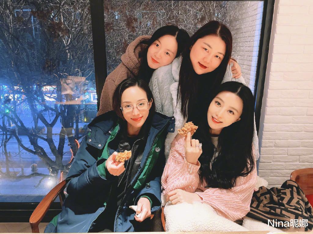 穿衣搭配|范冰冰拿下新代言心情好，吃饭涂眼影不忘自拍像网红，天然的头额骨美翻