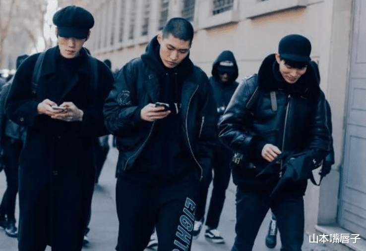 穿衣搭配|吴孟达妻儿送葬后现身！三婚妻子穿衣端庄，小儿子笑脸相迎太帅气