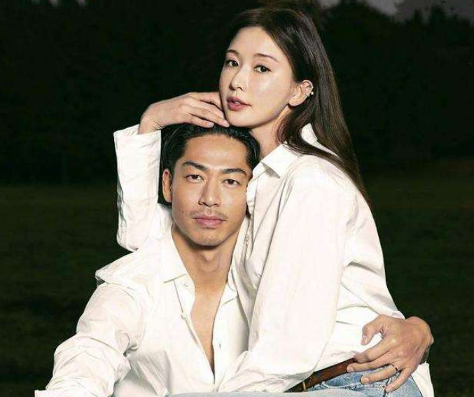 林志玲|47岁林志玲罕见现身！穿V领蕾丝衣好妩媚，下巴尖戳面色红润