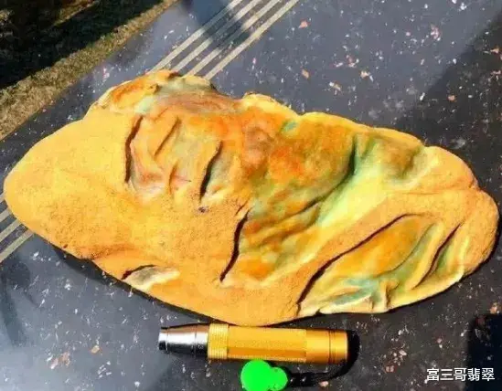 翡翠|赌石实战：十几万入手的翡翠原石，切出百万黄加绿！