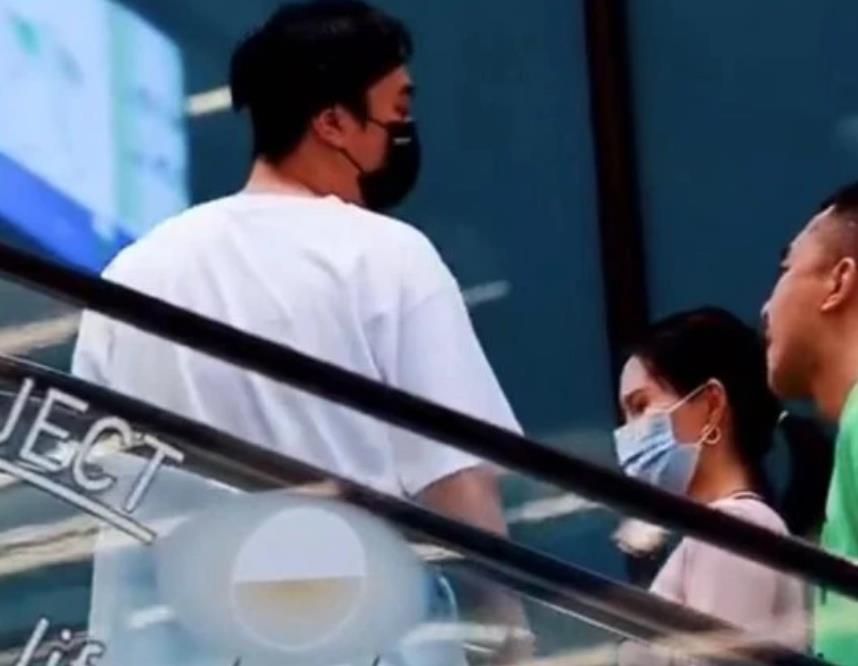 王思聪|王思聪被赞贴心，和堂妹逛街同框，全程呵护怕对方受干扰