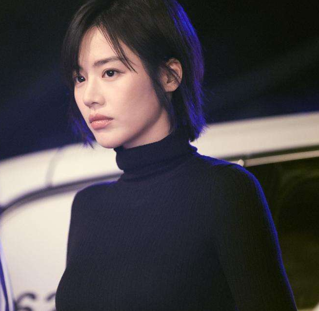 马思纯|马思纯晒照引争议，衣服宽松肥大不敢露全身，网友：真怀了？