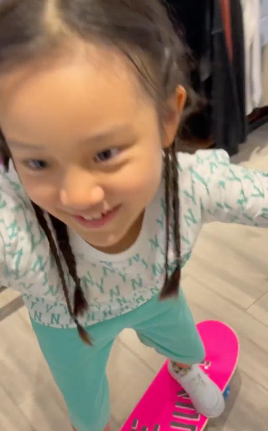 时尚风行派|甜馨打扮越来越潮流!扎脏辫比女rap还要帅气,肤色黝黑得像爸爸