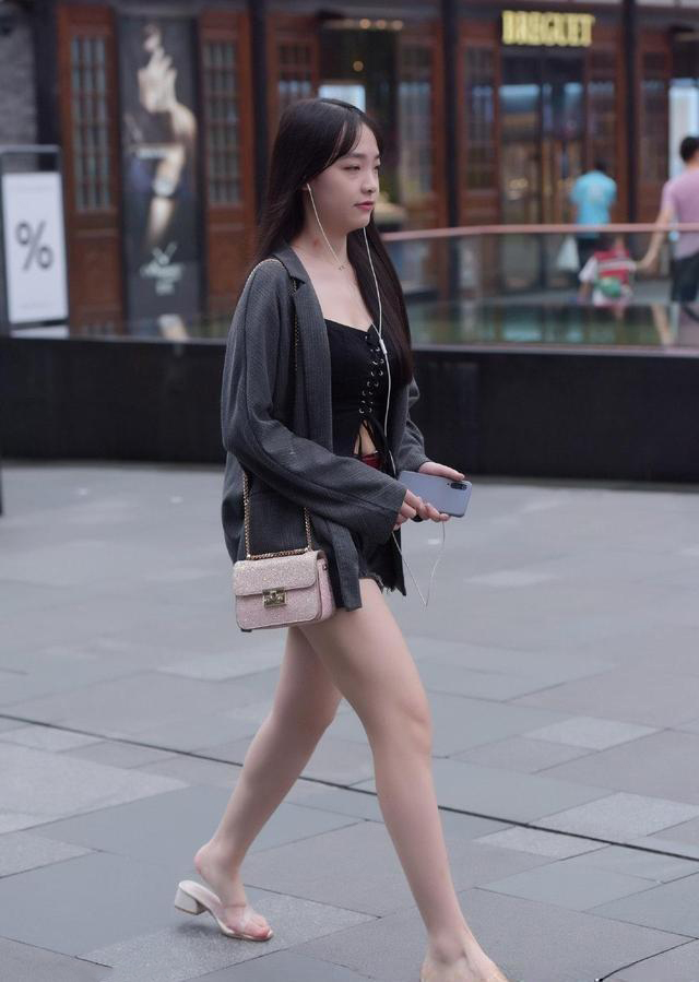 宝贝你别闹|微凉秋日的气质穿搭，简单的小西装外套搭配牛仔裤，大方又显身材