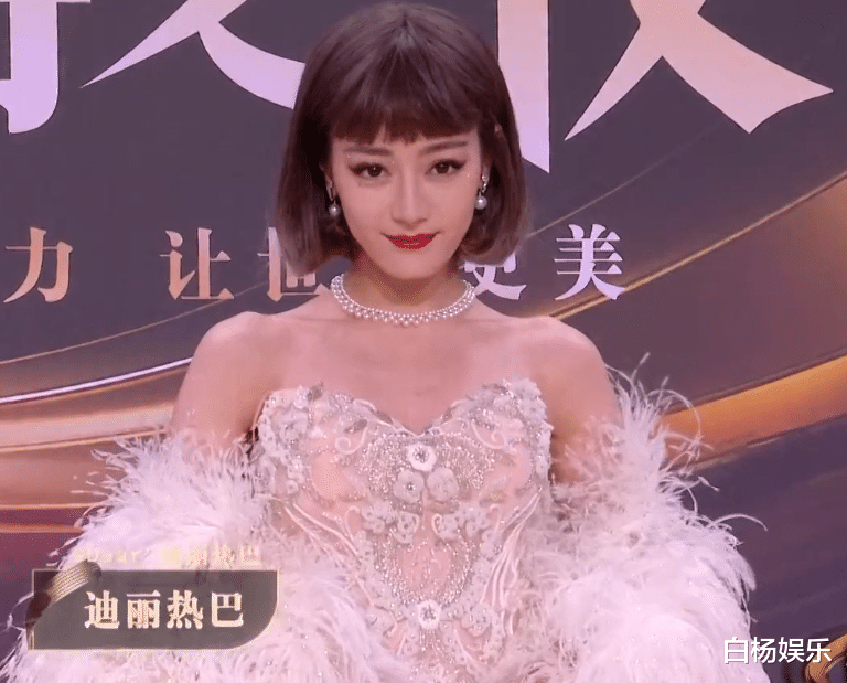 王一博|《微博之夜》红毯生图：王一博挡眼睛，蔡徐坤稚嫩感，肖战绝了！