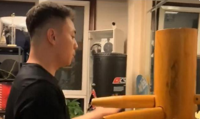 释小龙|“功夫小子”释小龙现状，在家里木桩练功，已悄悄转型动作导演