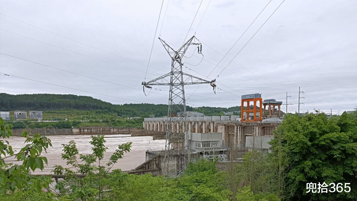 嘉陵江|又是钓鱼惹的祸，四川2男1女深夜在嘉陵江中看热闹，被大水被冲走