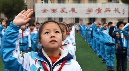 萌孩控分子|2000元的校服你穿过吗?校服价格创新高,家长表示无力承受