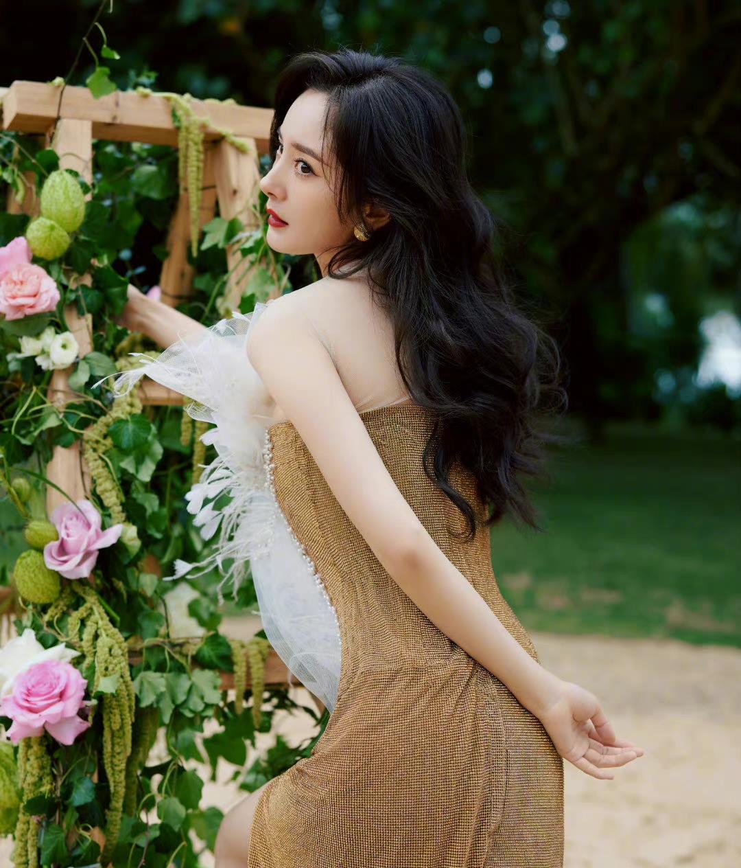 杨幂|杨幂大秀美腿，高开衩金色礼服太美了