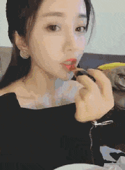 |“从领导办公室出来的女同事,这衣服怎么还穿反了?”