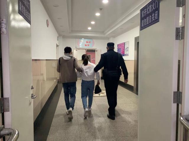 生活报 孕妇江边游玩突然大出血,民警15分钟火速送医母子平安