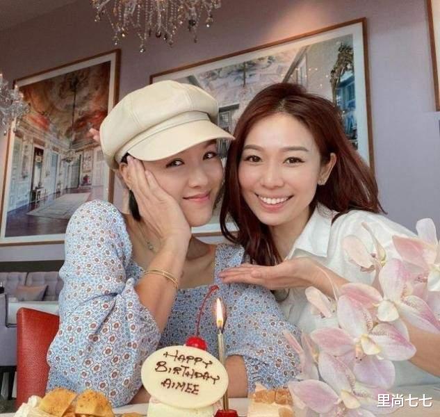 里尚七七 陈豪娇妻带仨娃逛迪士尼,紧身灰T暴露好身材,皮肤娇嫩似大学生