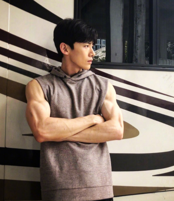 白敬亭|内娱的男明星们看过来：不要再举铁了，求求了！