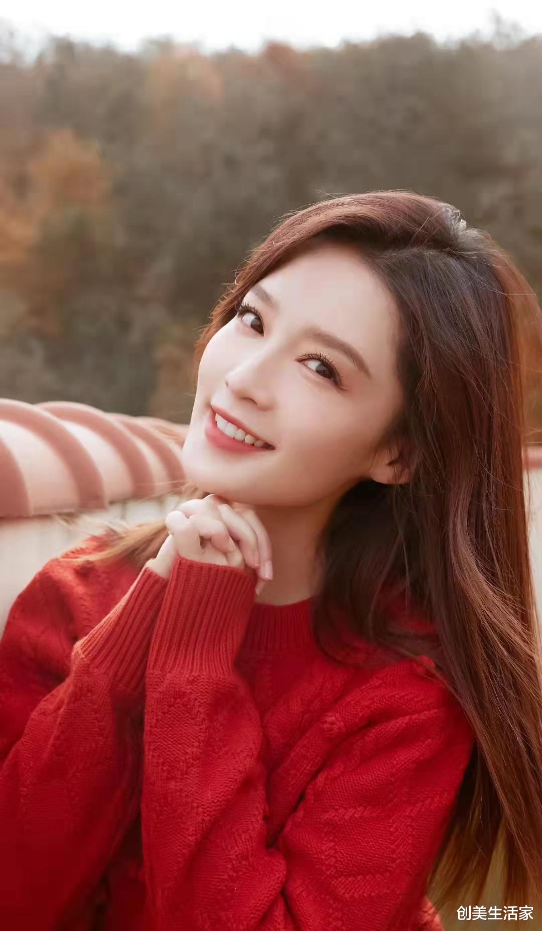 陈乔恩|李沁留披肩长直发穿红色毛衣，天台随拍享受冬日暖阳的氛围感