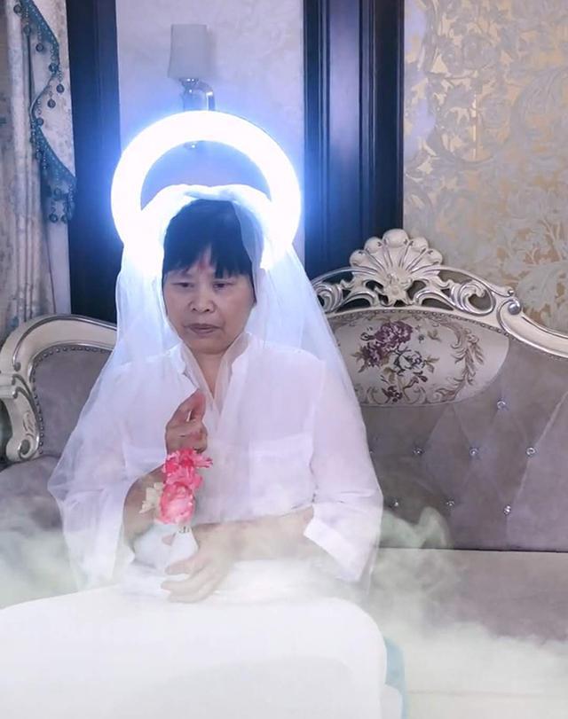 |全家人模仿西游记，看到妈妈货真价实的“猪肚子”，网友：甜炸了