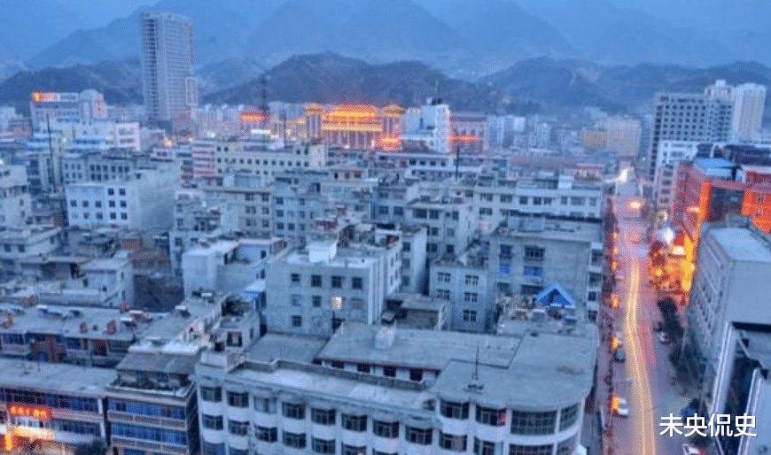 碧桂园|30万人口的小县城，有2个碧桂园、3个恒大，这些房子谁来买？
