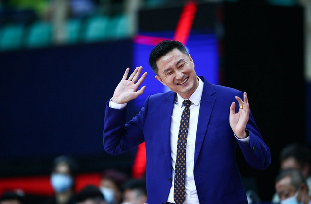 汤杰|汤杰玩手机被杜锋驱逐，陶汉林发布会玩手机徐长锁却视若无睹