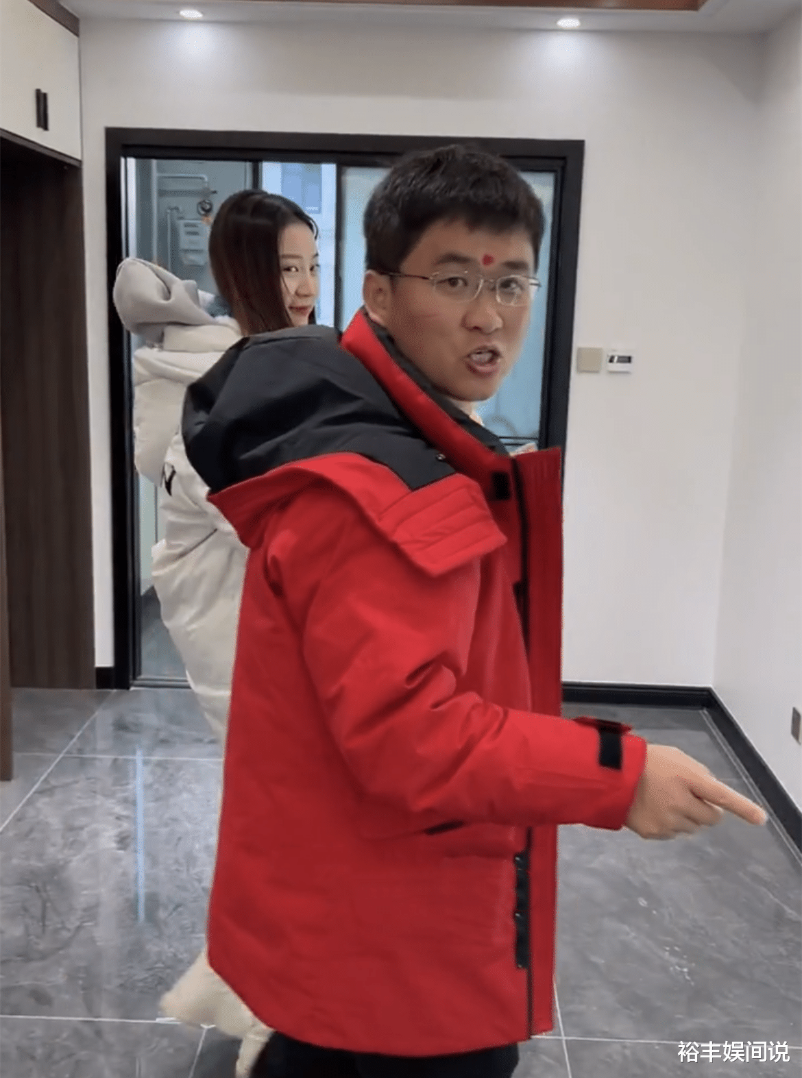 姜涛|网红姜涛携小15岁女友看婚房，徒弟曝价格上亿，却遭网友质疑嘲笑