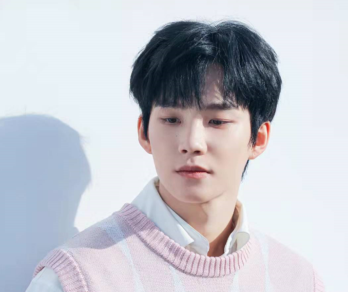 发际线|25岁男星恋情疑曝光！街上与美女牵手拥抱不避讳，一同回家太甜蜜