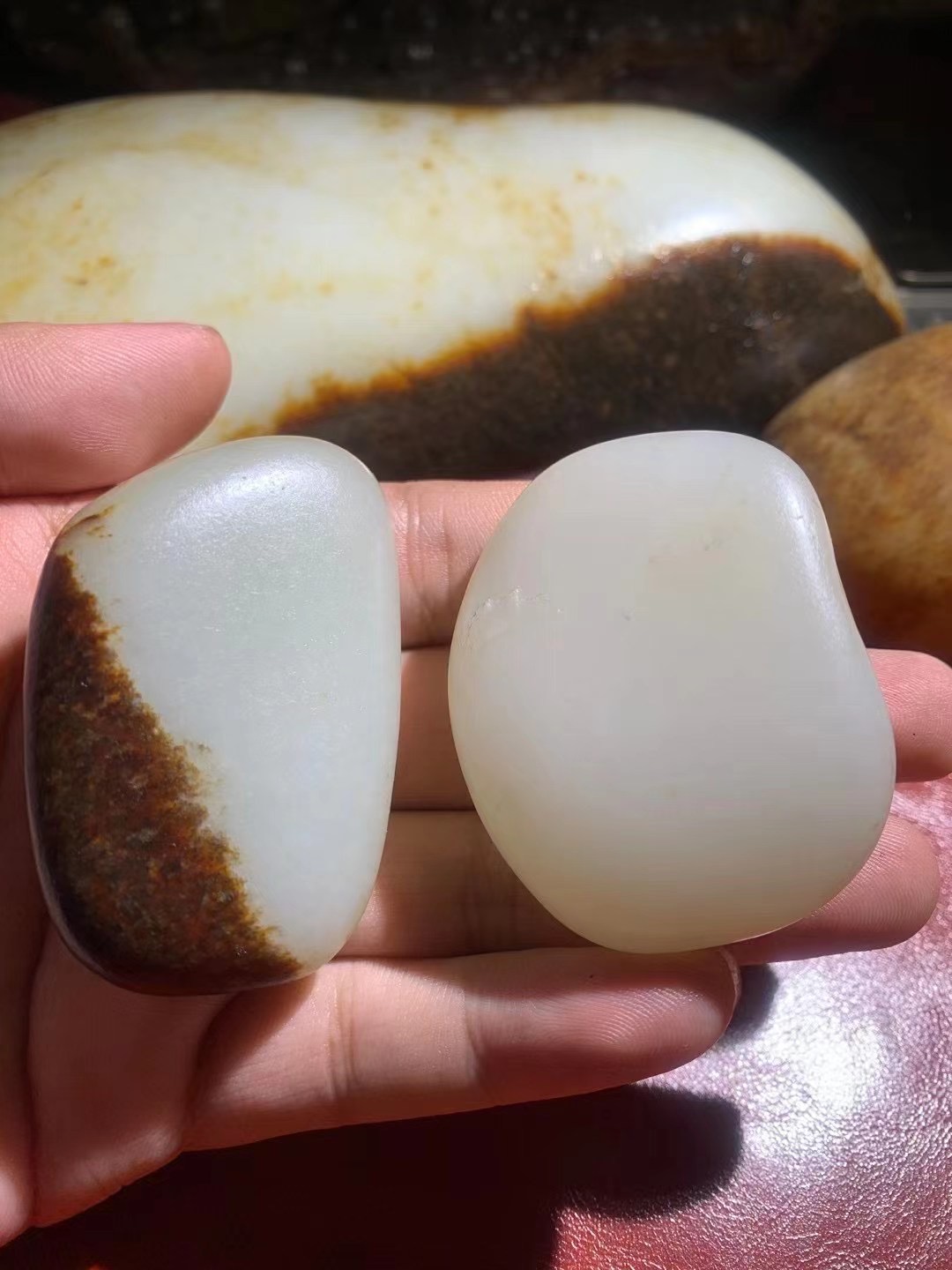 新疆维吾尔自治区|新疆和田玉光白籽和皮料的“明争暗斗”