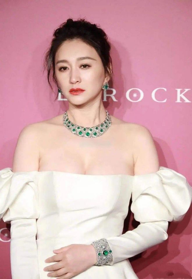 李小冉|李小冉穿“3D透视裙”，身材清晰可见，和钟汉良吻戏曝光？