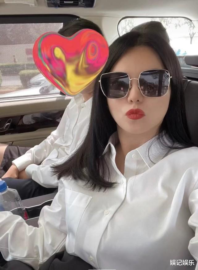 李湘|李湘离婚后首现身,跟神秘男开车出门,路遇剐蹭交男子处理超放心