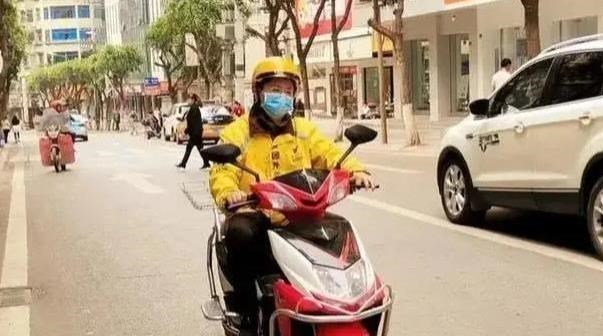 教师|在校音乐老师因送外卖，遭到网友质疑和指责，无奈辞去心爱的工作