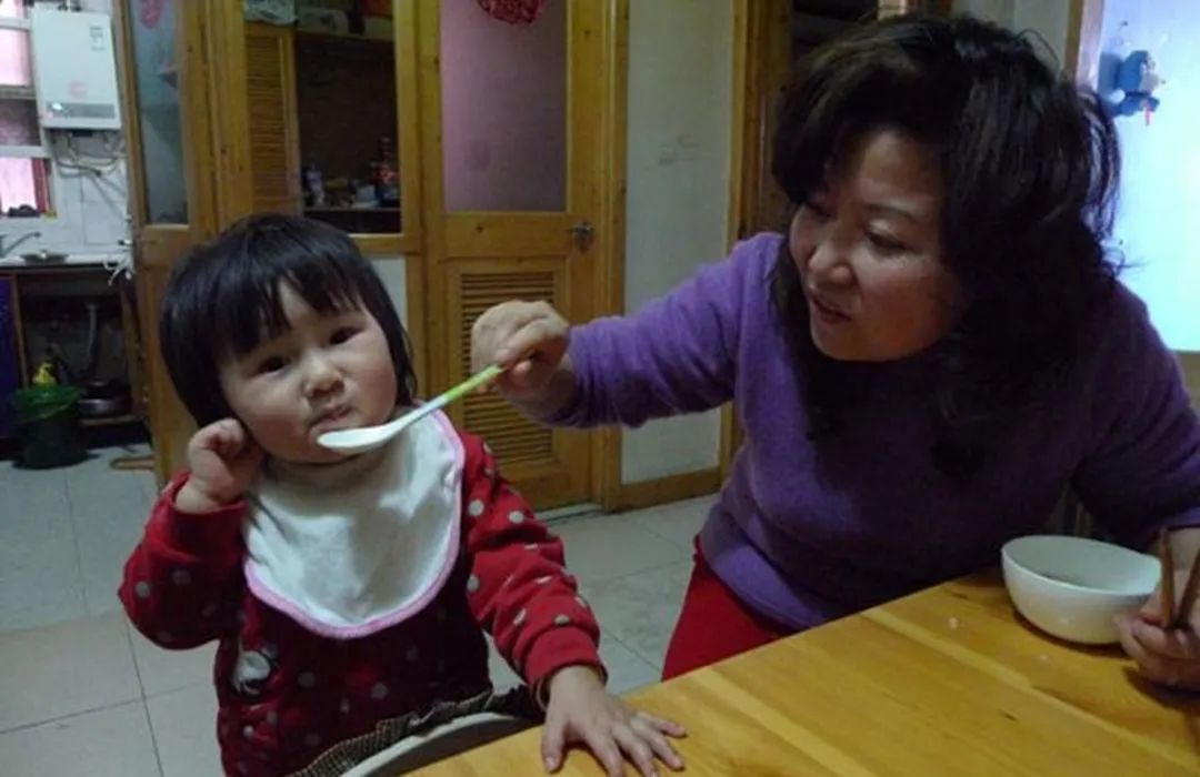 饭饭妈妈育儿|你的“送命式”喂饭正在拖垮娃的脾胃,快停手吧,娃快承受不住了