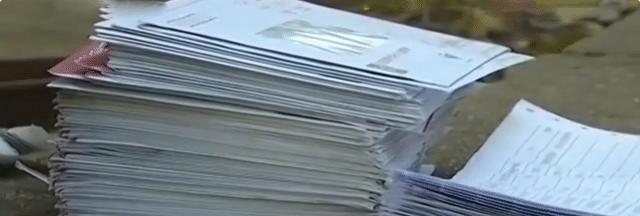 舜网 女子为过上流生活，刷爆8张信用卡欠120万，下跪逼老父亲卖房子