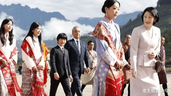 不丹|29岁不丹王后和日本纪子妃一家同框！王后太迷人，两家小王子比萌