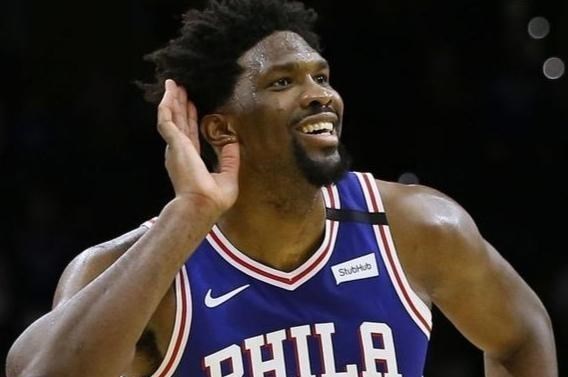 乔尔·恩比德|强势1-0爆冷！恩比德库里砍60+13+7，霍华德0+4，篮网强敌是特雷杨