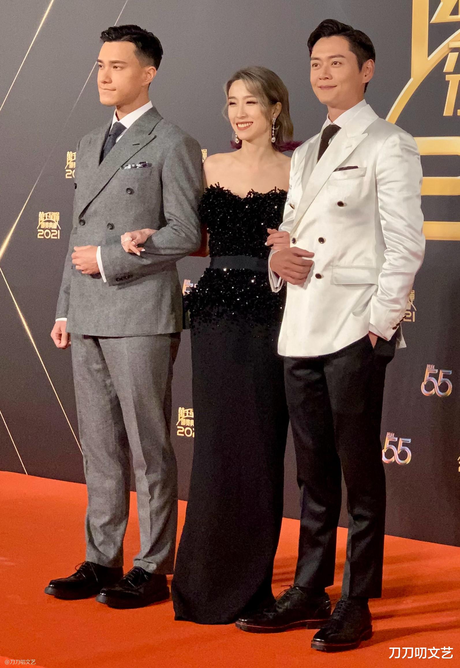 黄智雯|TVB颁奖红毯：黄智雯贵气逼人，陈自瑶性感露背，钟嘉欣渔网装