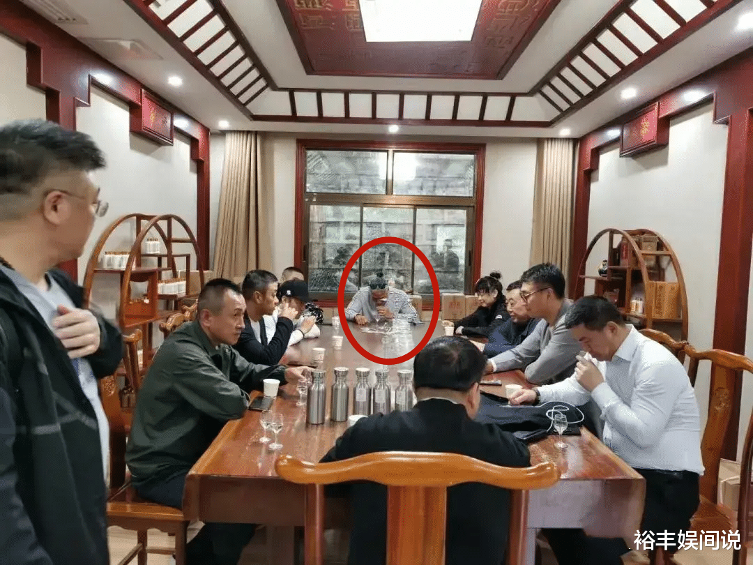 张耀扬|57岁张耀扬复出捞金？与酒厂工作人员聚会喝茅台，餐桌上一片狼藉