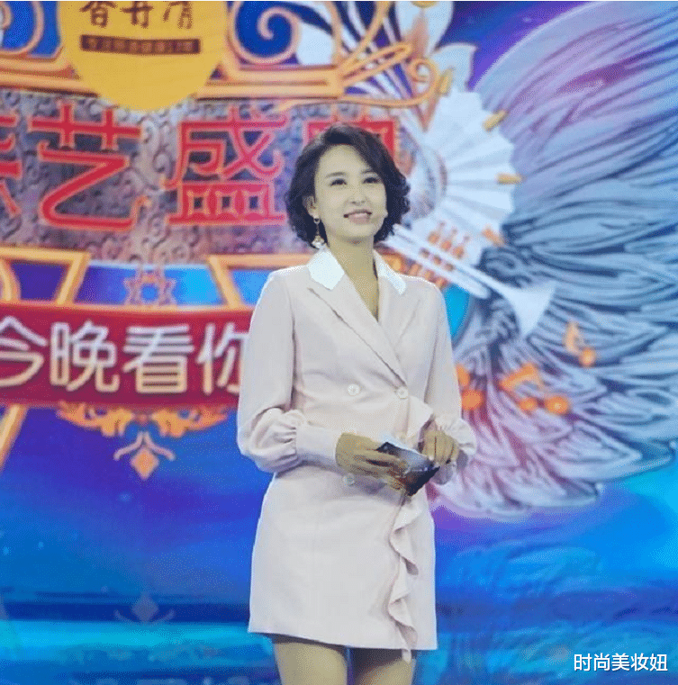 时尚美妆妞|“央视主持”张蕾又惊艳了，真空穿红色西装体面知性，气质无敌