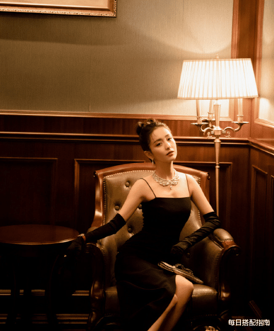 每日搭配指南 佟丽娅越来越大胆了，穿细吊带裙还做超长开叉，好身材一览无余