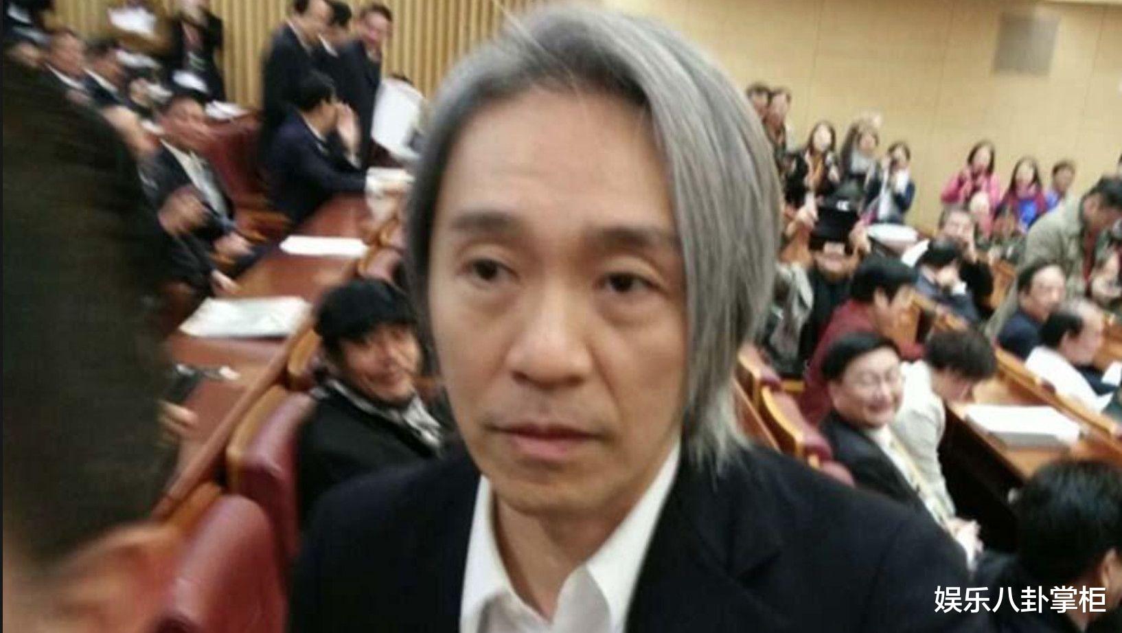 周星驰|从喜剧天才到欠债8亿，周星驰的王朝崩塌：成也无厘头败也无厘头