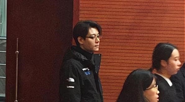 教师|大学男老师因颜值走红，号称“西政何以琛”，学生：堂堂课满座