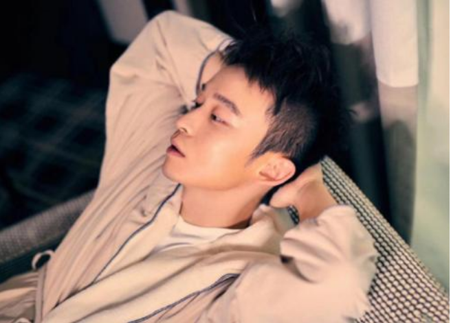 娱乐圈|他是娱乐圈隐形“太子爷”，24岁娶到梦中女神，今成影坛“炸弹”