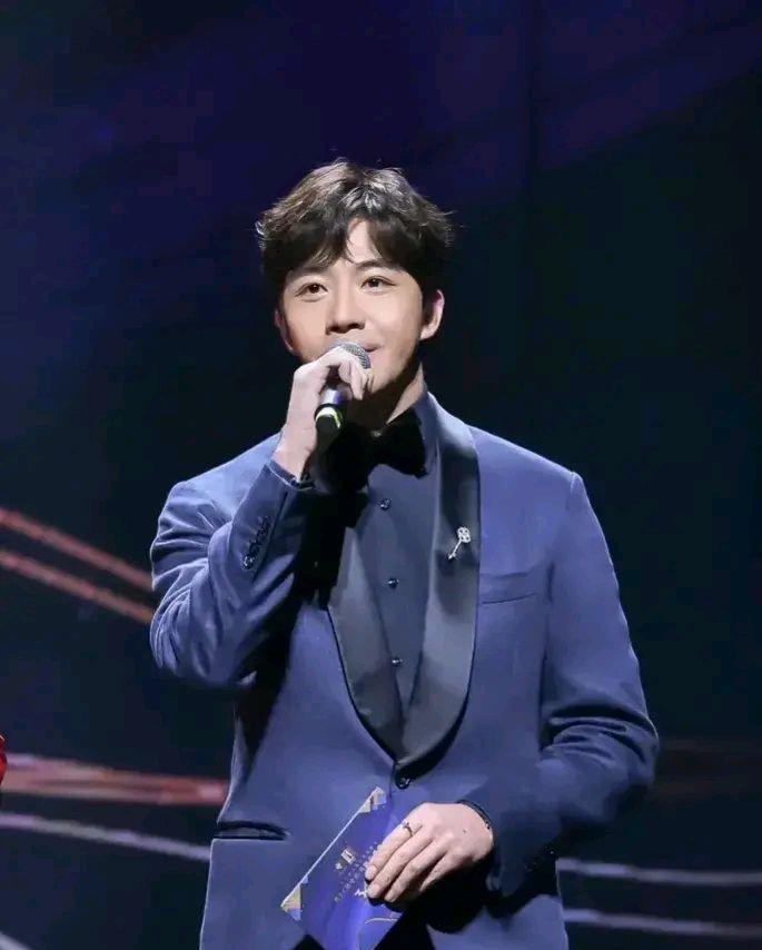 邓丽欣|俞灏明主持金鸡奖开幕式？张子枫变美了？古天乐终于拍不动了？