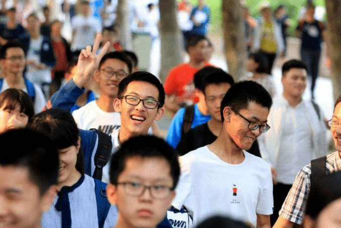 大树说教育|21年高考“捡漏王”,412分被985大学录取,看到学费后却想退学